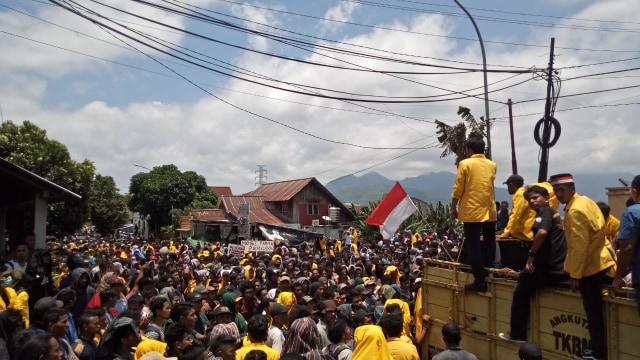 Ribuan massa aksi dari berbagai kampus saat berada di depan Kantor DPRD Kota Ternate. Foto: Rajif Duchlun/cermat