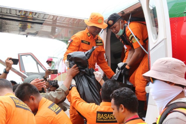 Tim SAR gabungan mengevakuasi jenazah penumpang pesawat Twin Otter yang jatuh di pegunungan di Mimika. Foto: Dok. Istimewa