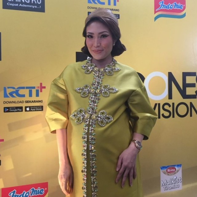Ayu Dewi masih aktif berkegiatan meski usia kehamilannya sudah menginjak usia 39 minggu. Foto: Giovanni/Kumparan