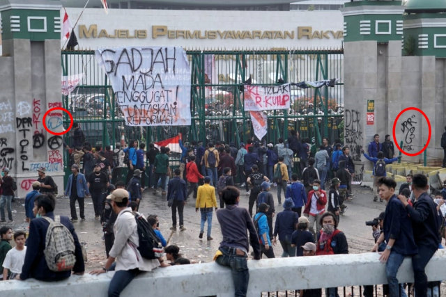 Gambar penis dan coretan di dinding pagar Gedung DPR usai demo mahasiswa. Foto: Helmi Afandi Abdullah/kumparan
