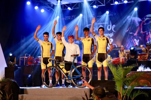 Bupati Banyuwangi Abdullah Azwar Anas (tengah) berfoto bersama pebalap sepeda pada pembukan Kejuaraan Internasional Tour de Banyuwangi Ijen (ITdBI) 2019 di Banyuwangi, Jawa Timur, Selasa (24/9/2019). Foto: Dok. Humas Pemkab Banyuwangi