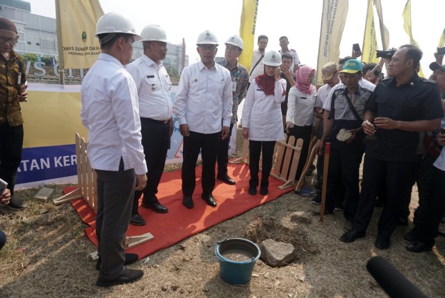 Gubernur Jawa Barat, Ridwan Kamil, hadiri ground breaking revitalisasi Kalimalang, Bekasi. Foto: Iqbal Firdaus/kumparan