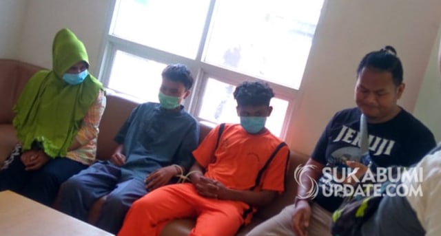 Pelaku pembunuh gadis cilik saat berada di poliklinik jiwa RSUD R Syamsudin Kota Sukabumi, Rabu (25/9/2019). | Sumber Foto:Istimewa.