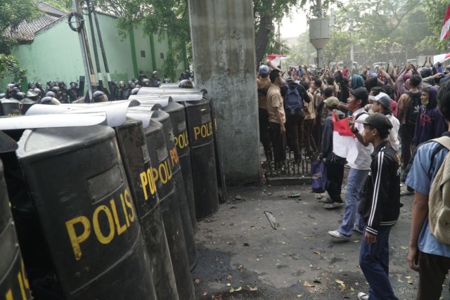 Bentrokan Anggota polisi dengan sejumlah siswa sekolah menengah atas di kawasan Palmerah. Foto: Jamal Ramadhan/kumparan