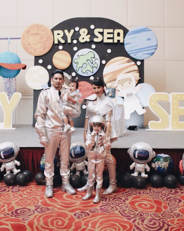 Keluarga Sharena dan Ryan Delon. Foto: Instagram/@mrssharena