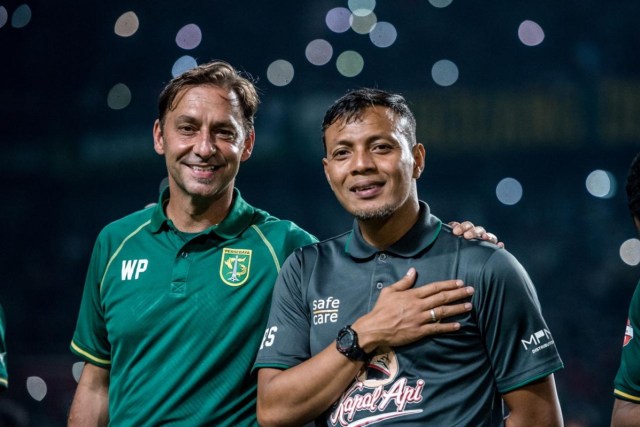Pelatih anyar Persebaya, Wolfgang Pikal (kiri) bersama asisten pelatih Persebaya, Sugiantoro. Foto: Dok. Persebaya.id