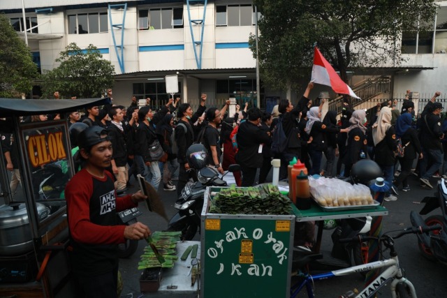 Penjual Otak-otak di Aksi Demo Mahasiswa Foto: Aditia Noviansyah/kumparan