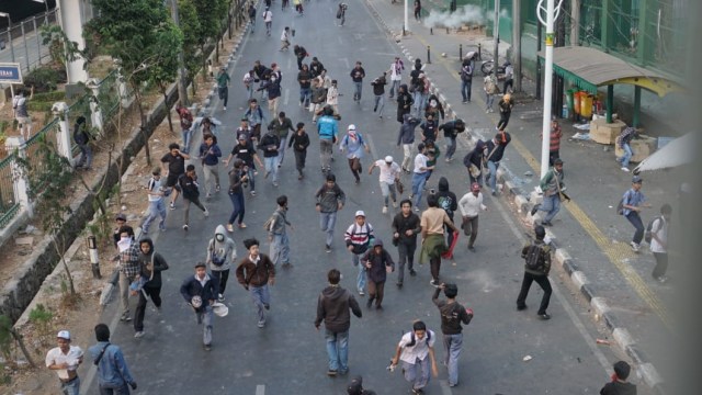 Kericuhan massa aksi siswa STM di Jalan Tentara Pelajar, Palmerah, Jakarta, Rabu (25/9/2019). Foto: Helmi Afandi/kumparan