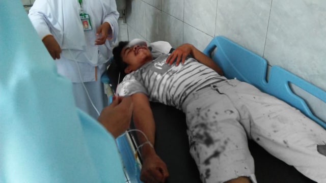 Sugianto A. Hanafi saat terbaring di RSU Chasan Boesoirie. Bagian mata kirinya kena tembakan peluru gas air mata saat aksi di depan Kantor DPRD Kota Ternate pada Rabu siang (25/9/2019). Foto: Mahasiwa Unkhair