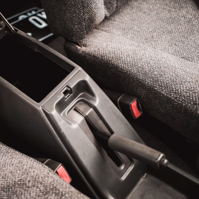 Model rem tangan Toyota Kijang generasi keempat Foto: Bangkit Jaya Putra/kumparan