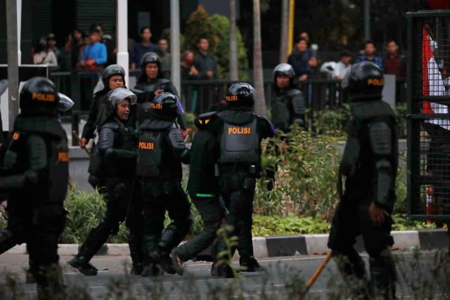 Pasukan kepolisian mengamankan massa saat ricuh di kawasan Senayan, Jakarta, Rabu (25/9/2019). Foto: Aditia Noviansyah/kumparan