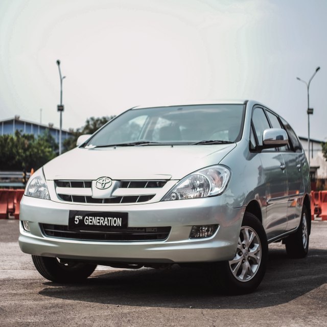Toyota Kijang (Innova) generasi kelima Foto: Bangkit Jaya Putra/kumparan