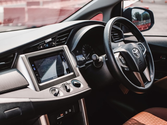 Interior Toyota Kijang (Innova) generasi keenam Foto: Bangkit Jaya Putra/kumparan