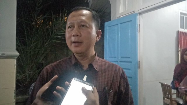 Kapolda Maluku Utara (Malut), Brigjen Pol Suroto saat diwawancarai di depan ruangan Manuru, RSUD Dr. H. Chasan Boesoirie, usai menjenguk korban mahasiswa. Foto: Rajif Duchlun/cermat