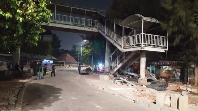 Polisi masih di sekitar perempatan Slipi, Jakarta Barat, hingga Kamis (26/9) dini hari. Foto: Maulana Ramadhan/kumparan