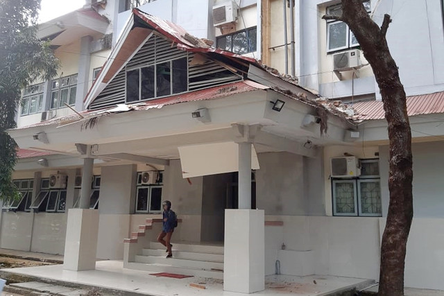 Bangunan Universitas Pattimura yang rusak akibat gempa di Maluku. Foto: Dok. BNPB