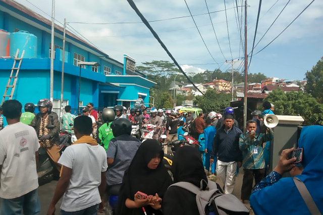 Kepanikan warga akibat gempa di Ambon, Kamis (26/9/2019). Foto: AFP/AISYAH PUTRI