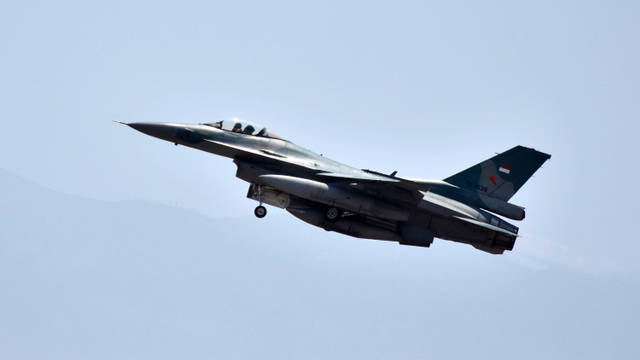 Penerbang pesawat tempur F-16 bermanuver. Foto: ANTARA FOTO/Siswowidodo