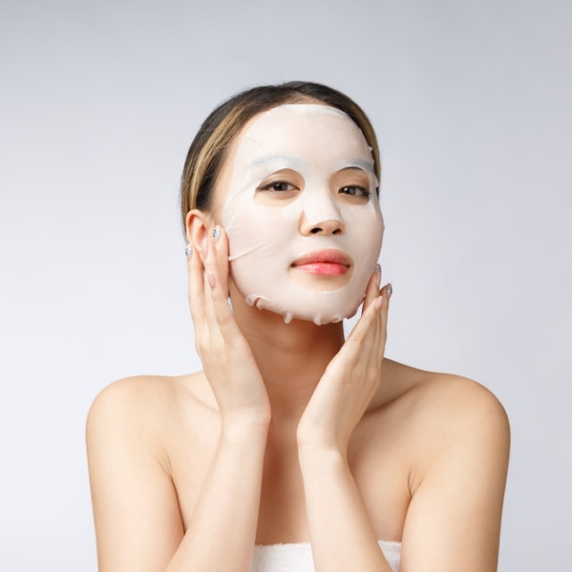 Ilustrasi perempuan menggunakan sheet mask. Foto: Shutterstock
