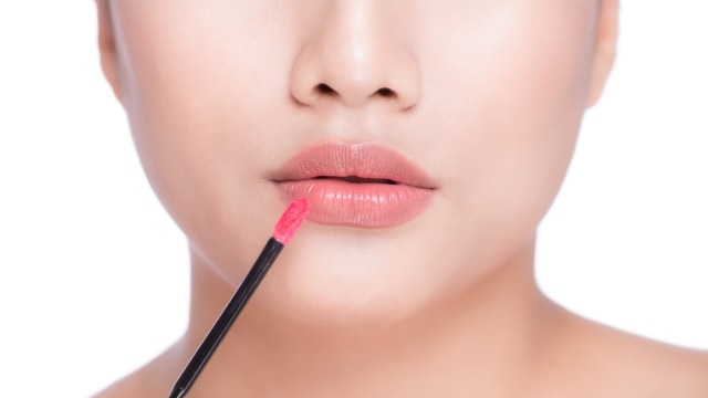 Ilustrasi riasan lipstik glossy. Foto: Shutterstock
