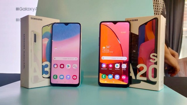 Samsung Galaxy A30s dan Galaxy A20s. Foto: Astrid Rahadiani/kumparan