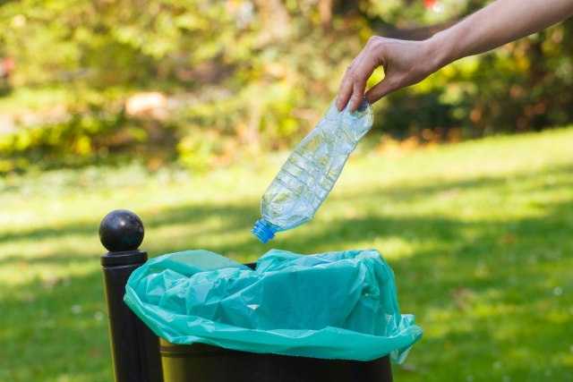com-Pilah dan buang sampah plastik pada tempatnya. Foto: Shutterstock