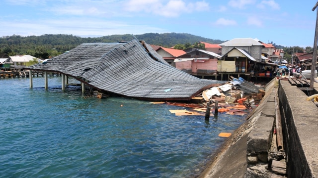 Suasana bangunan Pasar Apung Desa Tulehu yang roboh akibat gempa bumi di Ambon. Foto: ANTARA FOTO/Izaak Mulyawan