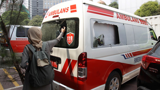 Wartawan mengambil gambar mobil ambulans milik Pemprov DKI Jakarta yang ditahan di Halaman Polda Metro Jaya, Jakarta, Kamis (26/9/2019). Foto: ANTARA FOTO/Reno Esnir