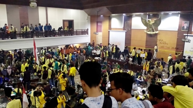 Massa berada di ruang rapat utama DPRD Sumatera Barat, terlihat hanya foto Wakil Presiden yang masih terpajang di dinding depan (Foto: Irwanda/Langkan.id)
