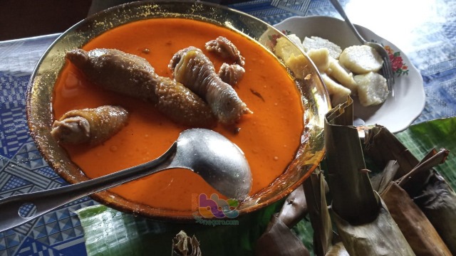Lontong Mbah Kani Suwareh, sajian kuliner khas di Desa Brabowan Kecamatan Sambong Kabupaten Blora.