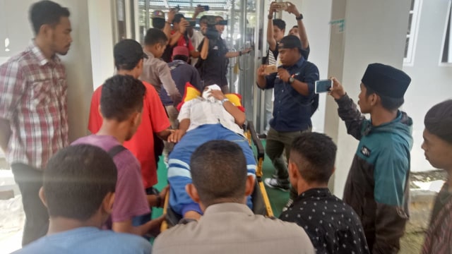 Korban saat akan dibawa ke Bandara Baabullah oleh sejumlah petugas kepolisian dan seorang dokter perempuan. Foto: Rajif Duchlun/cermat