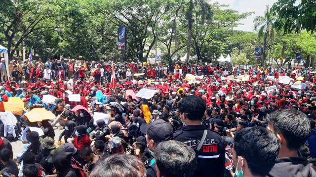 Aksi demonstrasi ribuan mahasiswa di depan gedung DPRD Sultra, Foto: Lukman Budianto/kendarinesia.