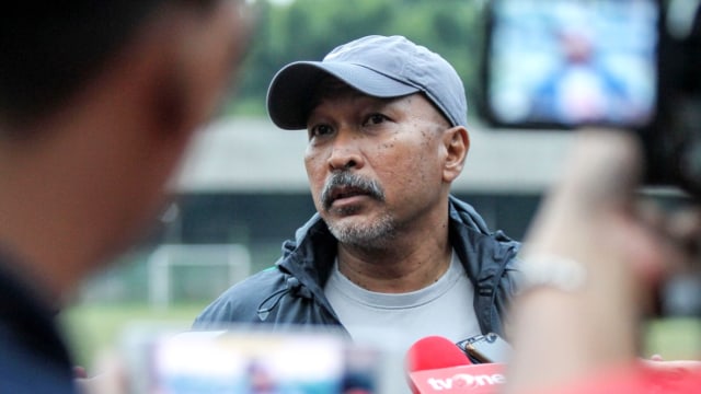 Pelatih Timnas U-19 Indonesia Fakhri Husaini (tengah) di GOR Padjadjaran. Foto: Alan Kusuma/kumparan