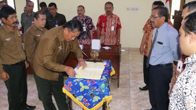 Penandatanganan Perjanjian Kerja Sama (PKS) antara Pemkab Blora dengan Perum Perhutani terkait Penggunaan Alur Kawasan Hutan Negara untuk Peningkatan Infrastruktur Jalan. Kamis (26/09/2019)