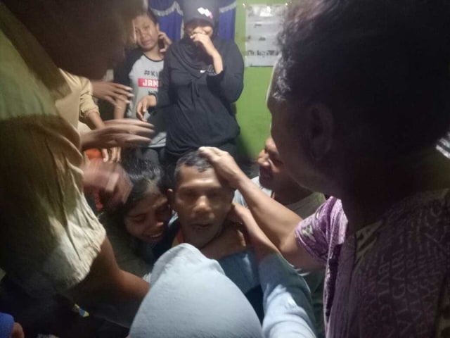 La Sali, saat tiba di rumah usai pulang melaut, tangisan keluarga pun pecah, Foto: Arto Rasyid/kendarinesia.