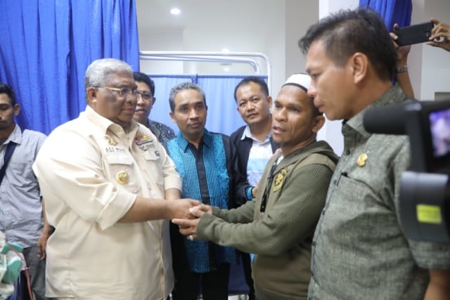Gunernur Sultra, Ali Mazi, saat menjenguk Muhammad Yusuf, mahasiswa UHO yang masih kritis pasca-bentrok di DPRD Sultra, Foto: Istimewa.
