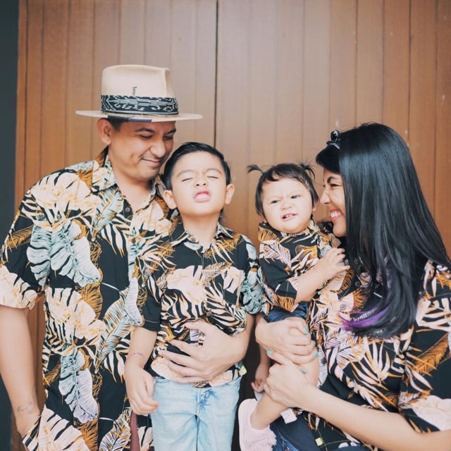 Ryan Delon bersama keluarganya. Foto: Instagram: @tail_wagging.
