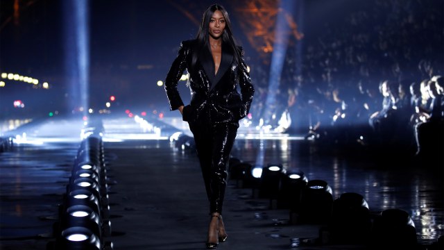 Model super Inggris Naomi Campbell mempersembahkan kreasi Saint Laurent selama peragaan busana koleksi Musim Semi-Musim Panas Wanita 2020 Ready-to-Wear di Paris. Foto: REUTERS/Gonzalo Fuentes