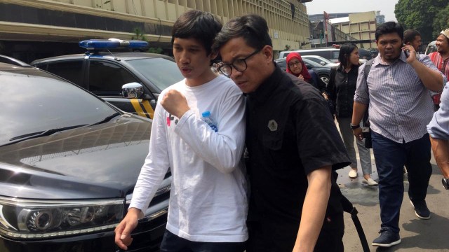 Ananda Badudu usai jalani pemeriksaan di Resmob Polda Metro Jaya. Foto: Raga Imam/kumparan