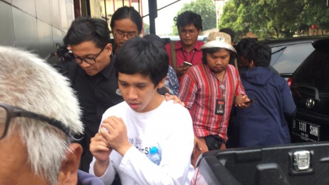 Ananda Badudu usai jalani pemeriksaan di Resmob Polda Metro Jaya. Foto: Raga Imam/kumparan