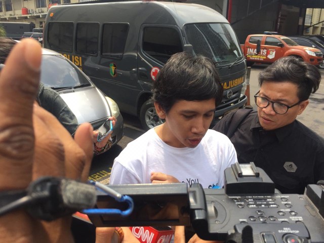 Ananda Badudu usai jalani pemeriksaan di Resmob Polda Metro Jaya. Foto: Raga Imam/kumparan