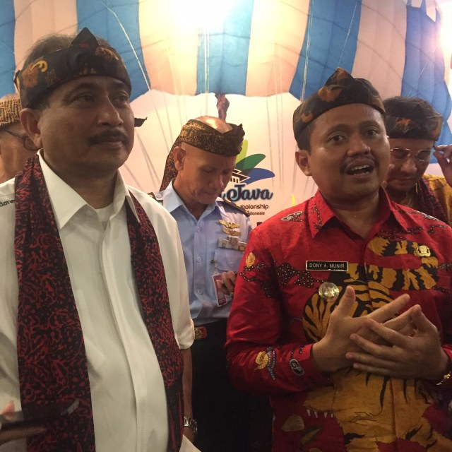 Menteri Pariwisata Arief Yahya (kiri) bersama Bupati Sumedang Dony Ahmad Munir (kanan) saat peluncuran West Java Paragliding World Championship and Culture Festival 2019 di Gedung Sapta Pesona, Jakarta, Kamis (26/9). Foto: Selfy Momongan/kumparan