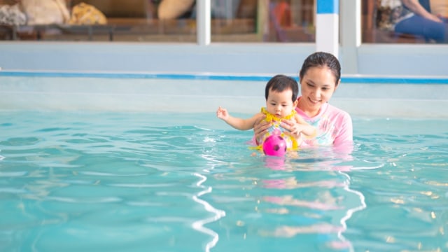 Ilustrasi anak bayi berenang. Foto: Shutterstock