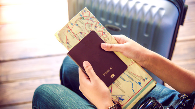 Ilustrasi perlengkapan traveling. Foto: Shutter Stock.