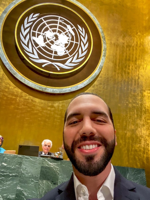 Presiden El Salvador Nayib Bukele selfie sebelum pidato di Sidang Majelis Umum PBB. Foto: Reuters