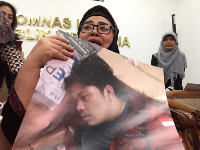 Sitti Asma Ratu, ibunda Faisal Amir mahasiswa korban kekerasan saat demo, menyambangi Komnas HAM, Jumat (27/9/2019). Foto: Muhammad Darisman/kumparan