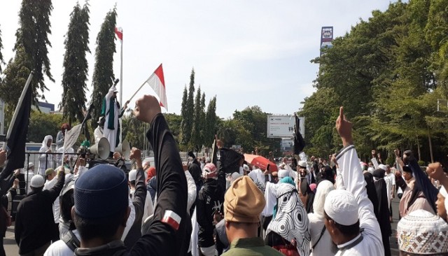 Massa FPI Makassar padati Jalan Jenderal Sudirman Makassar, Jumat (27/9).