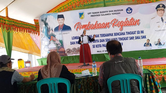 Salah seorang siswi SDN 20 Palu Barat, Fatihaturizqiyah S.A. Burase saat membacakan puisi di kegiatan lomba seni anak terdampak bencana se-Kota Palu, Jumat (27/9), di Museum Sulawesi Tengah, Kota Palu. Foto: PaluPoso