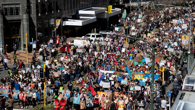 Sejumlah siswa memenuhi jalan saat unjuk rasa di sekitar Gedung Parlemen Wellington, Selandia Baru, Jumat (27/9/2019). Foto: AFP/MARTY MELVILLE