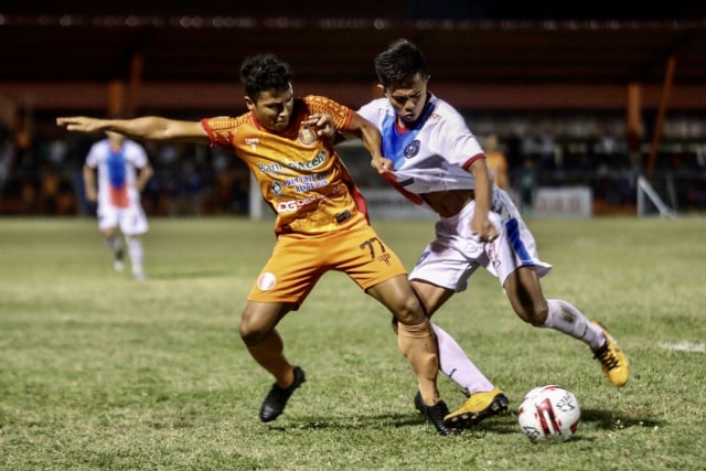 Defri Rizki (kostum oranye) pemain Persiraja Banda Aceh. Foto: Suparta/acehkini